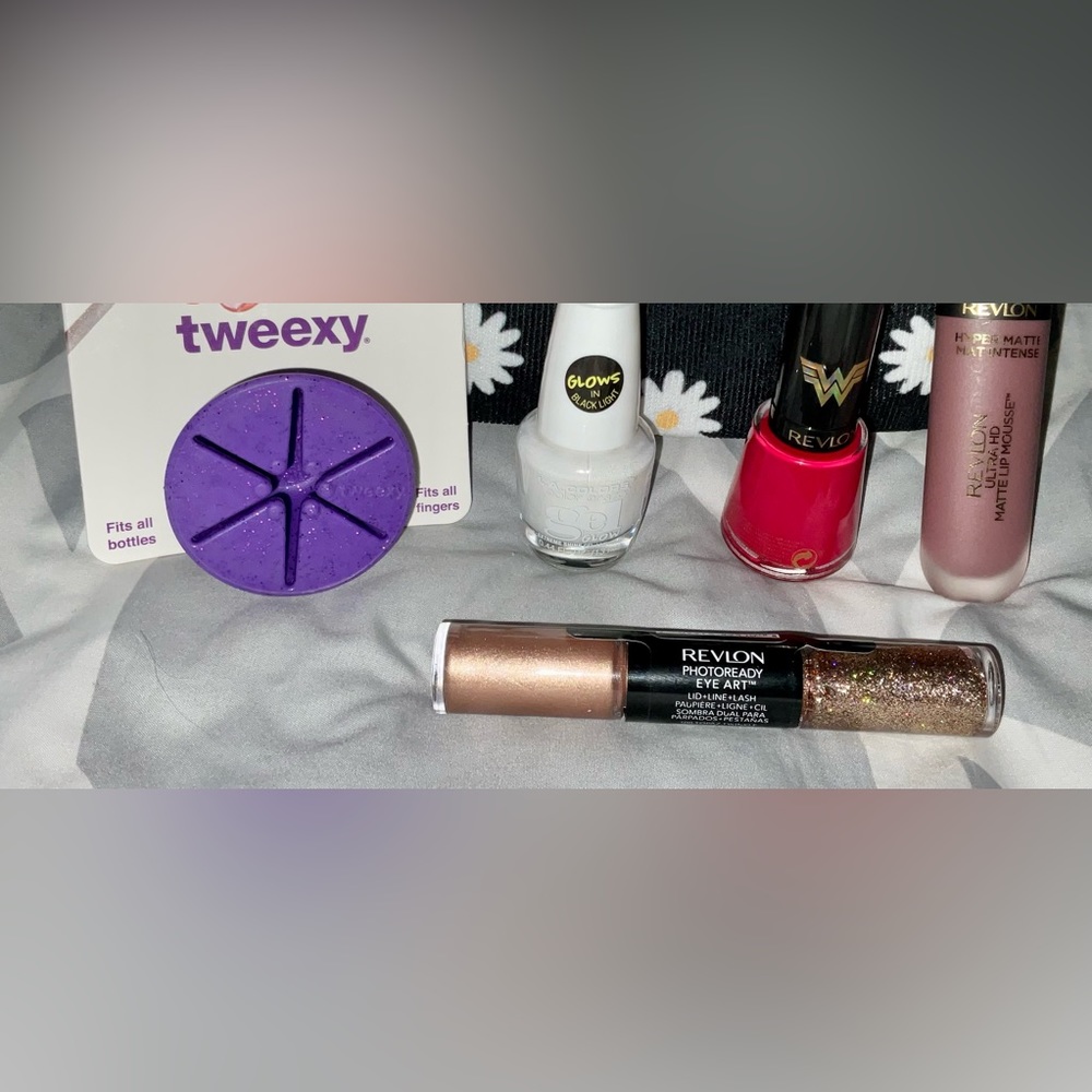 WW84 Beauty Set w/ makeup Bag & Nail polish holder!!!